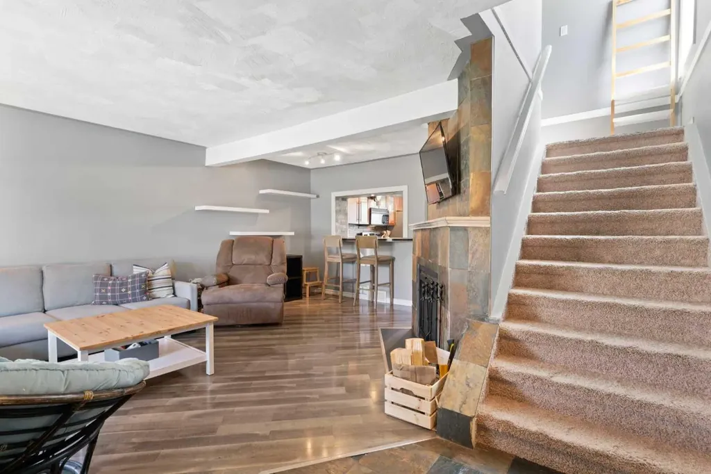 530 Woodbine Boulevard SW Calgary AB T2W 5B3
