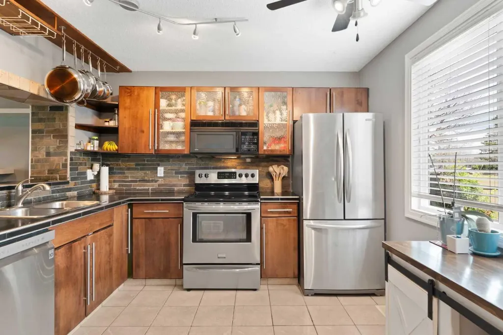 530 Woodbine Boulevard SW Calgary AB T2W 5B3