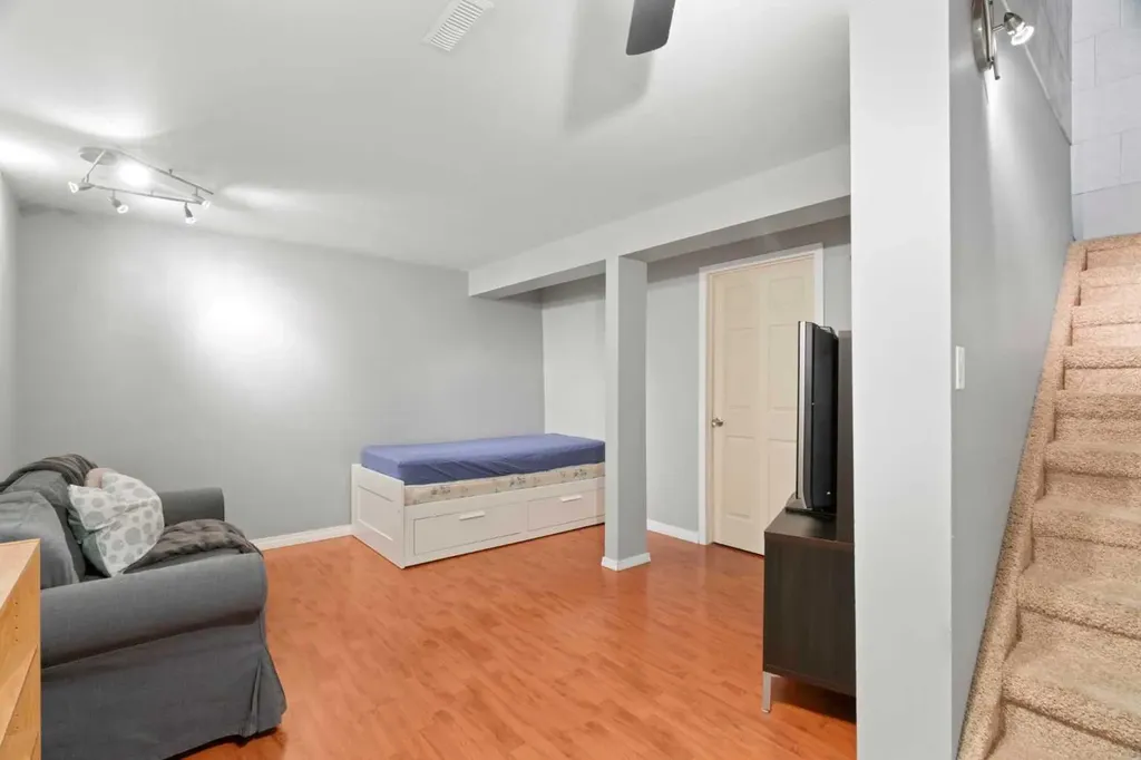 530 Woodbine Boulevard SW Calgary AB T2W 5B3