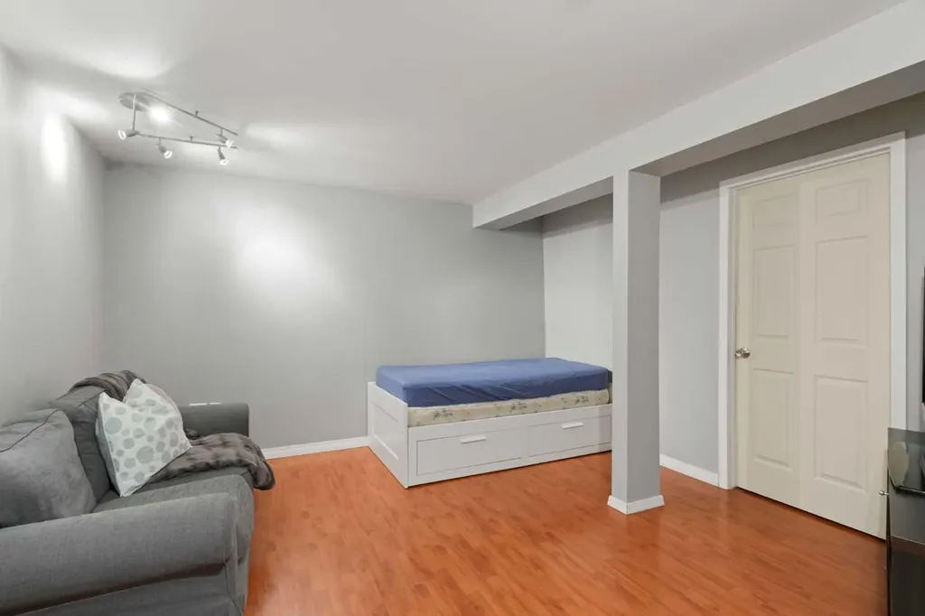 530 Woodbine Boulevard SW Calgary AB T2W 5B3