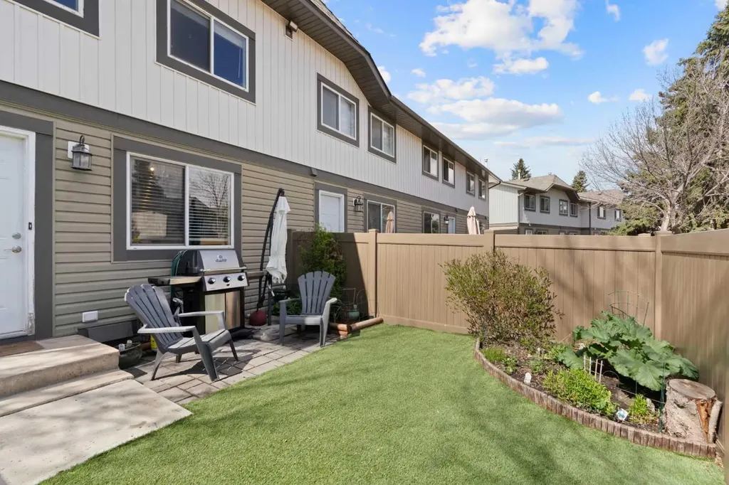 530 Woodbine Boulevard SW Calgary AB T2W 5B3