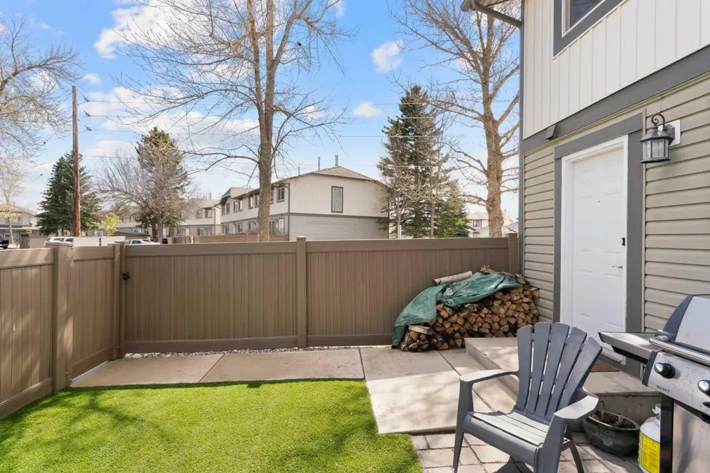 530 Woodbine Boulevard SW Calgary AB T2W 5B3