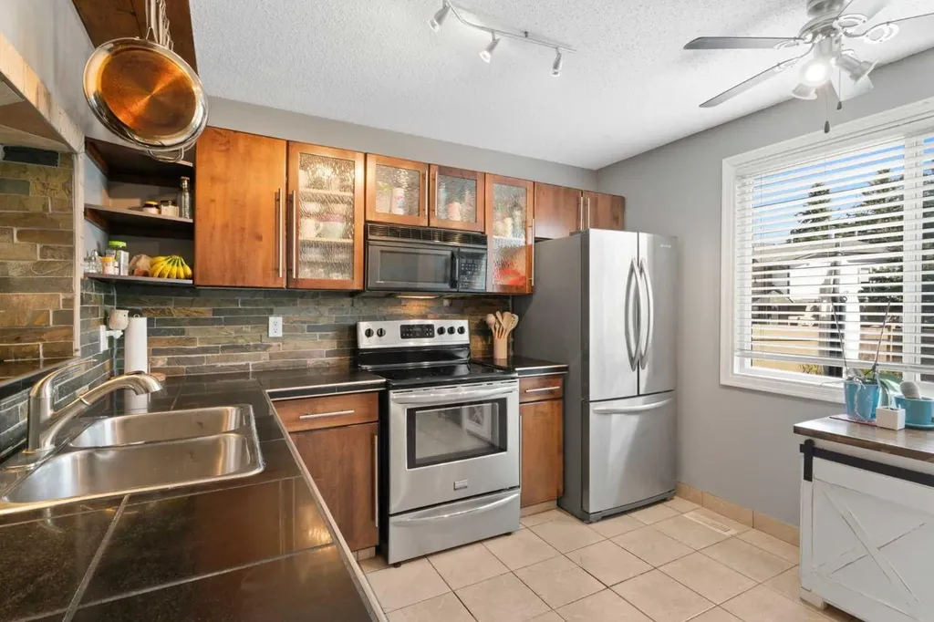 530 Woodbine Boulevard SW Calgary AB T2W 5B3