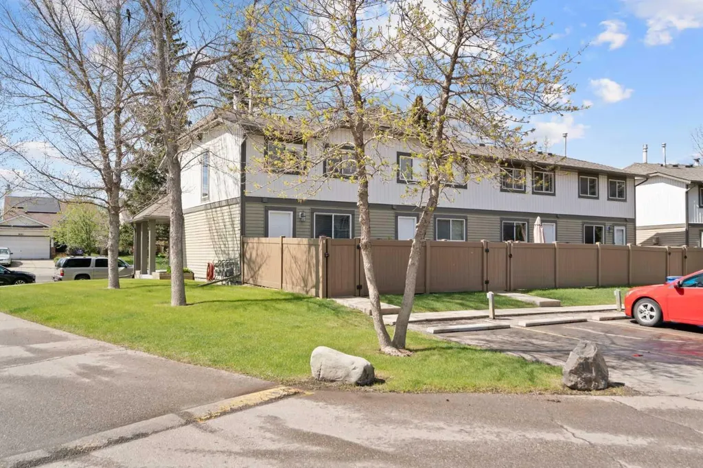 530 Woodbine Boulevard SW Calgary AB T2W 5B3