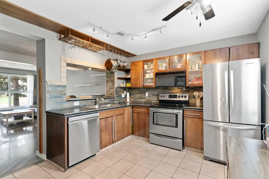 530 Woodbine Boulevard SW Calgary AB T2W 5B3