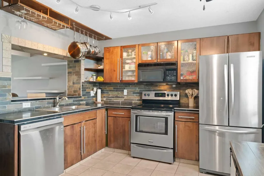530 Woodbine Boulevard SW Calgary AB T2W 5B3