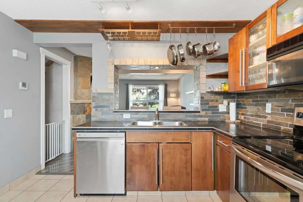 530 Woodbine Boulevard SW Calgary AB T2W 5B3