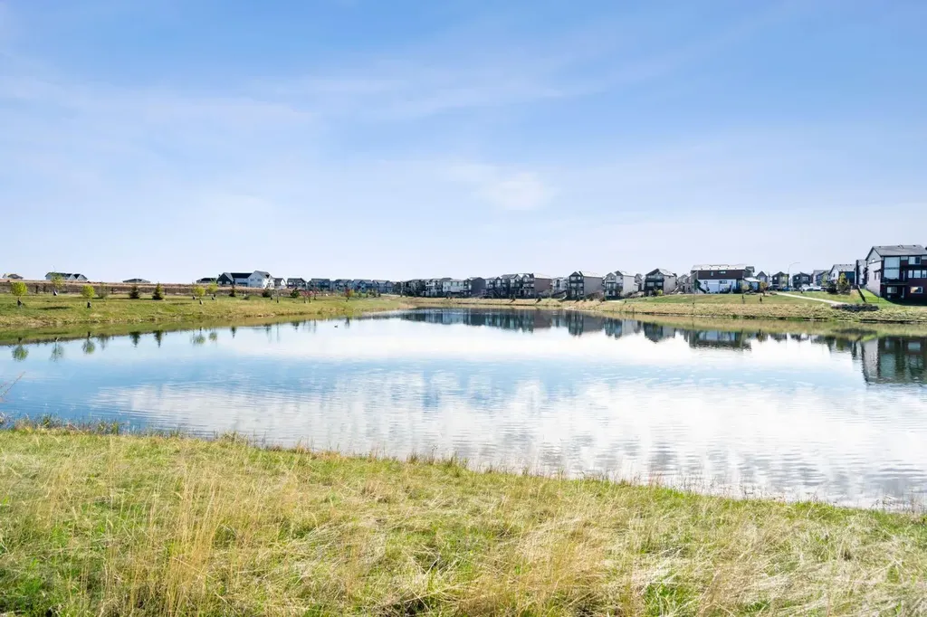 264 Mallard Grove SE Calgary AB T3S 0M8