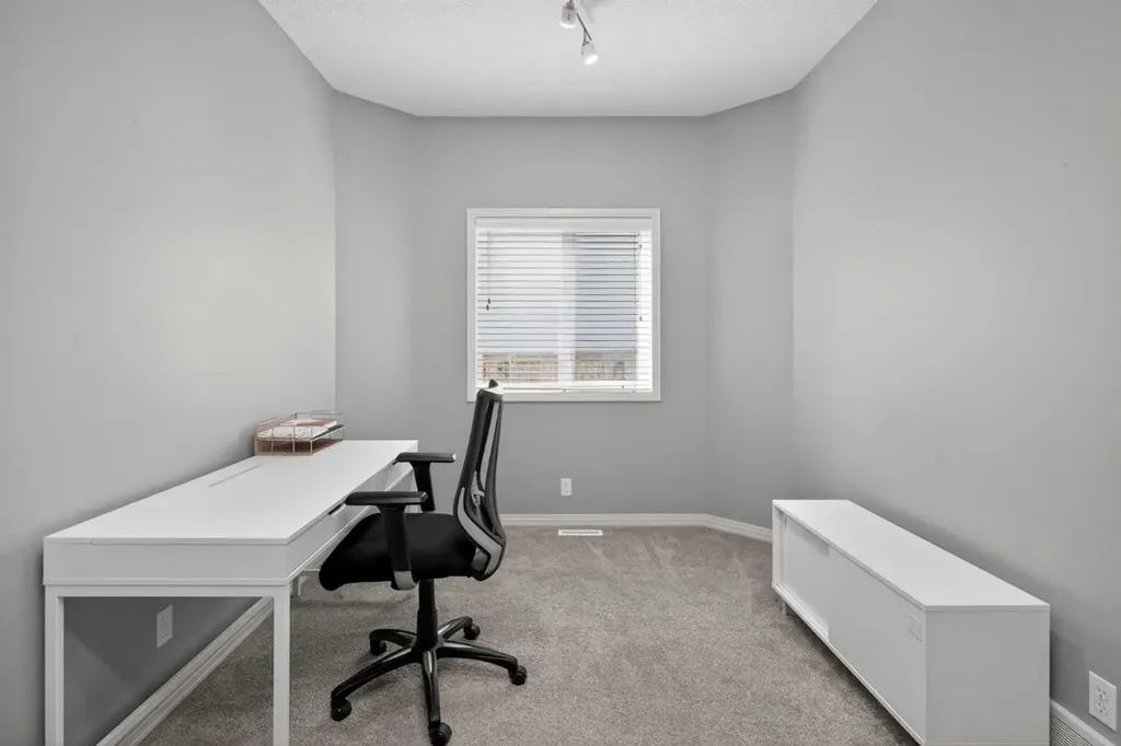 125 Cranleigh Park SE Calgary AB T2M 1H3