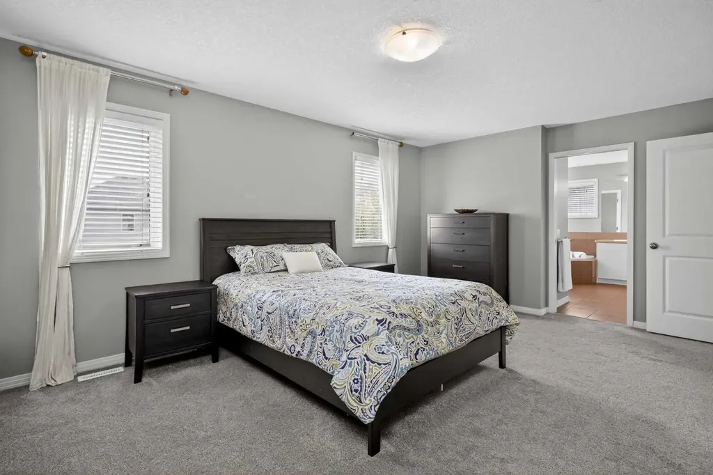 125 Cranleigh Park SE Calgary AB T2M 1H3