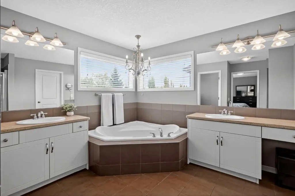 125 Cranleigh Park SE Calgary AB T2M 1H3