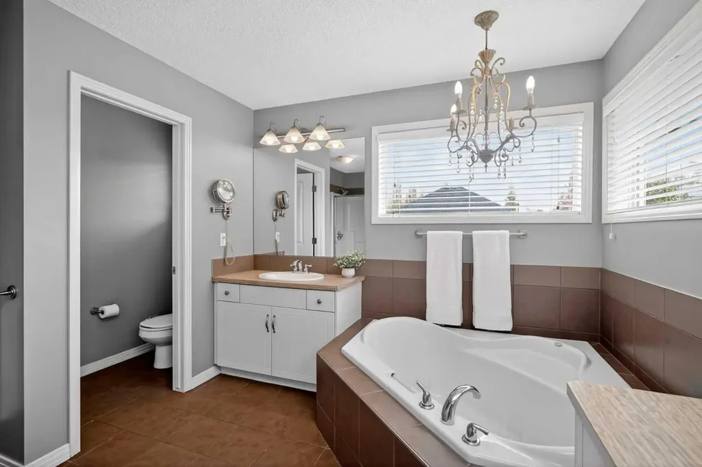 125 Cranleigh Park SE Calgary AB T2M 1H3