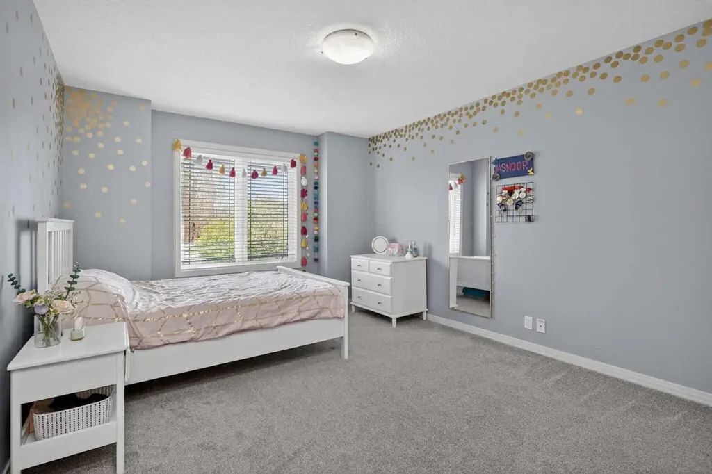 125 Cranleigh Park SE Calgary AB T2M 1H3