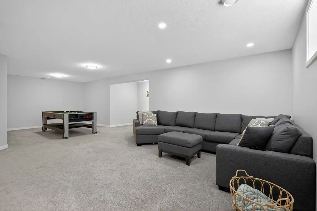 125 Cranleigh Park SE Calgary AB T2M 1H3