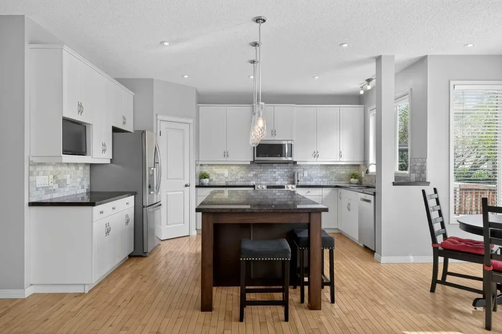 125 Cranleigh Park SE Calgary AB T2M 1H3