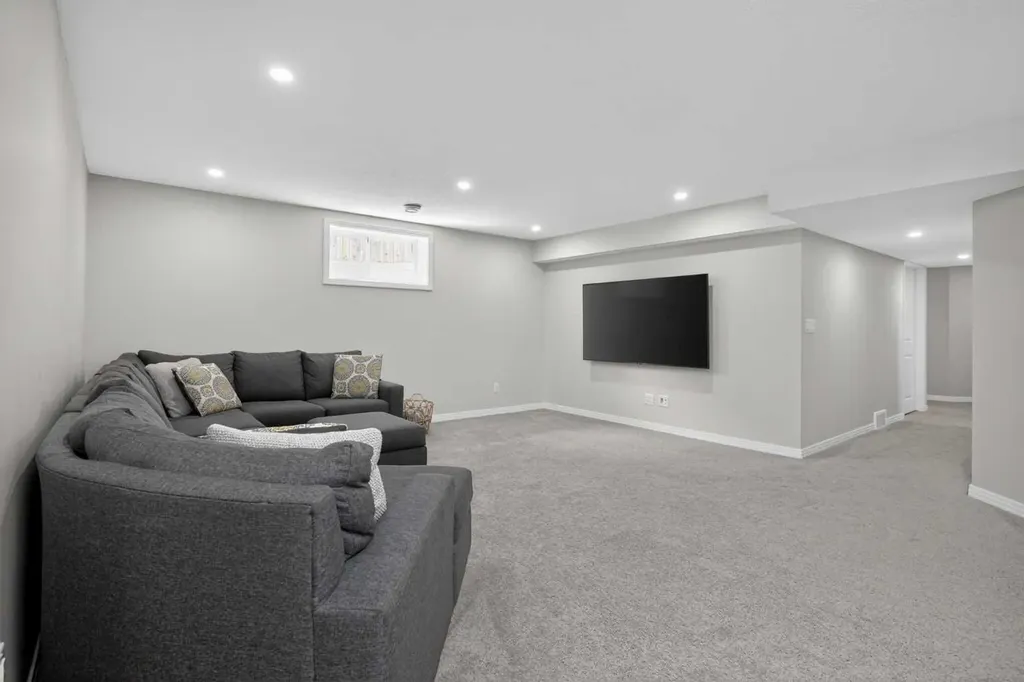 125 Cranleigh Park SE Calgary AB T2M 1H3