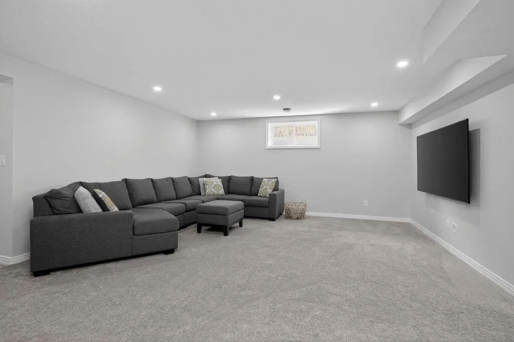125 Cranleigh Park SE Calgary AB T2M 1H3