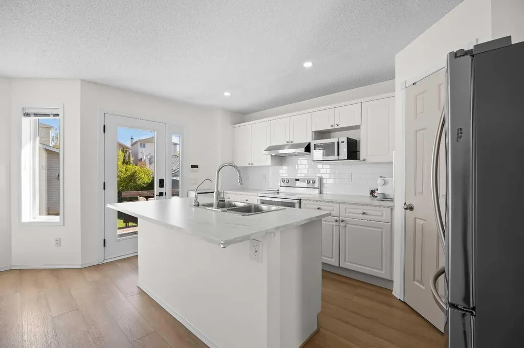 176 Arbour Grove Close NW Calgary AB T3G 4J2