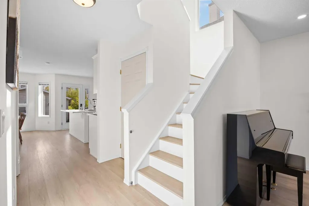 176 Arbour Grove Close NW Calgary AB T3G 4J2