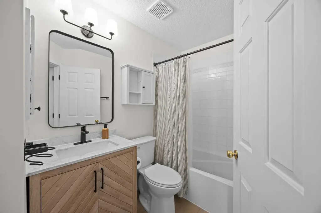 176 Arbour Grove Close NW Calgary AB T3G 4J2