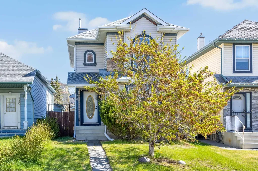 176 Arbour Grove Close NW Calgary AB T3G 4J2