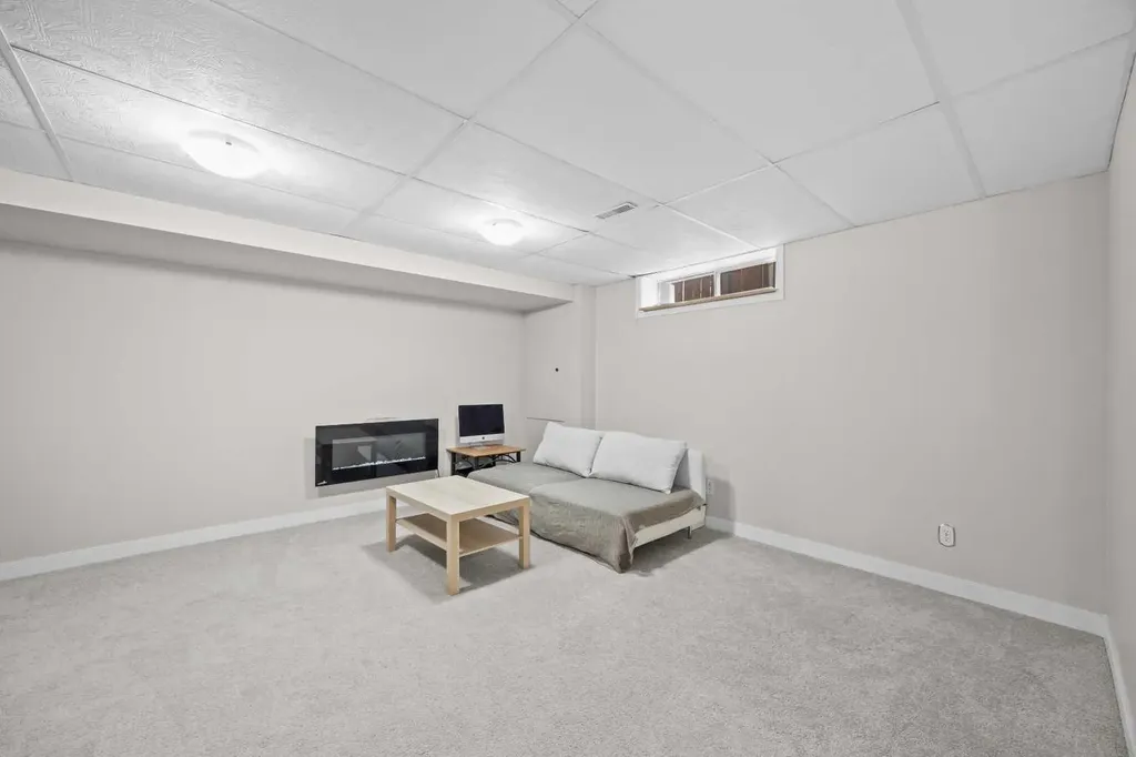 176 Arbour Grove Close NW Calgary AB T3G 4J2
