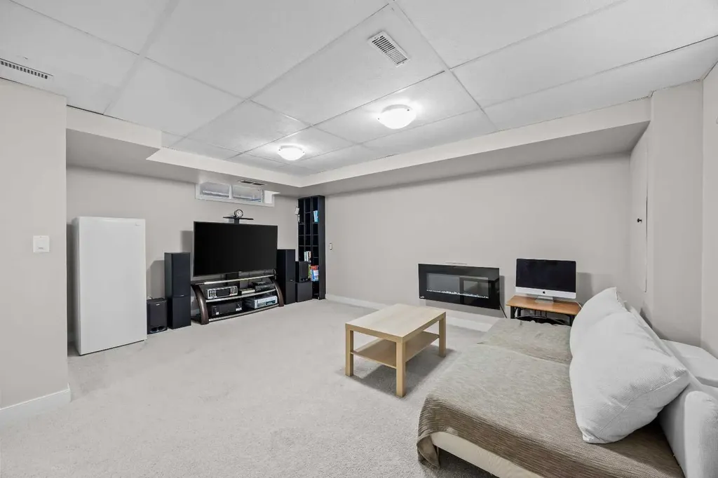 176 Arbour Grove Close NW Calgary AB T3G 4J2