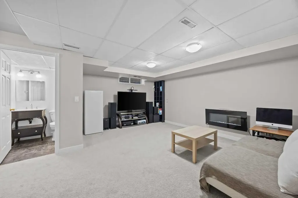 176 Arbour Grove Close NW Calgary AB T3G 4J2