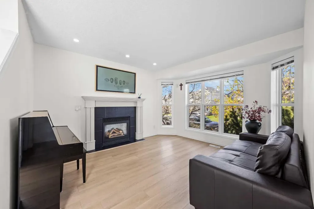 176 Arbour Grove Close NW Calgary AB T3G 4J2