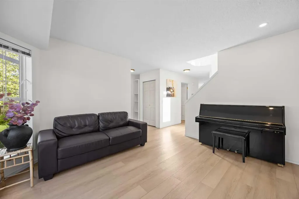 176 Arbour Grove Close NW Calgary AB T3G 4J2