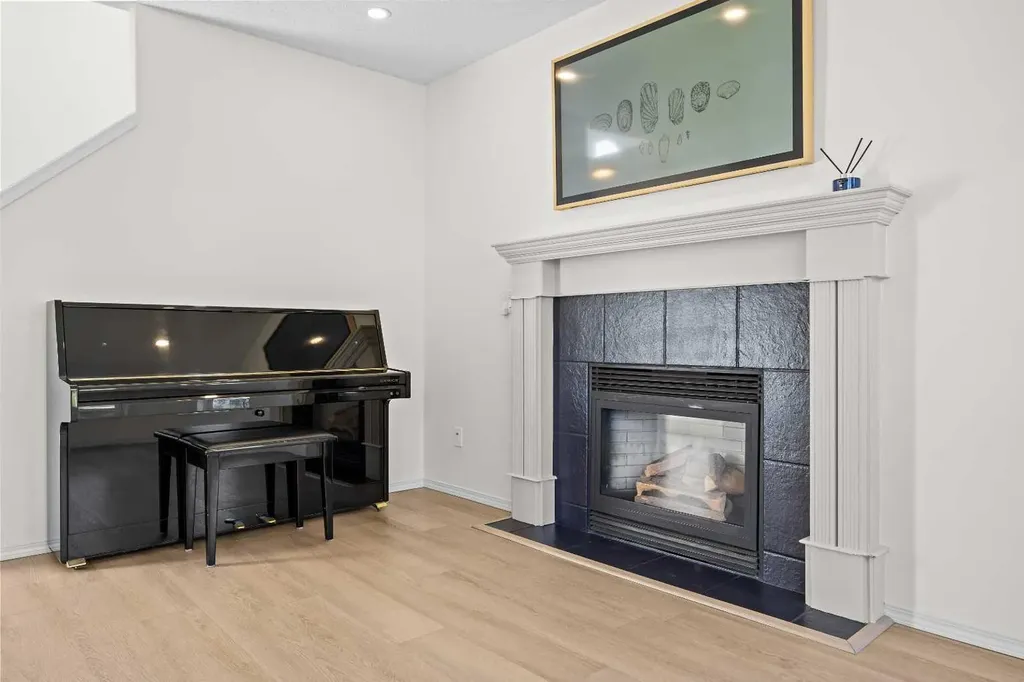 176 Arbour Grove Close NW Calgary AB T3G 4J2