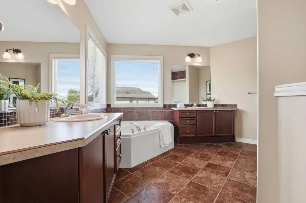18 Drake Landing Crescent Okotoks AB T1S 0C1