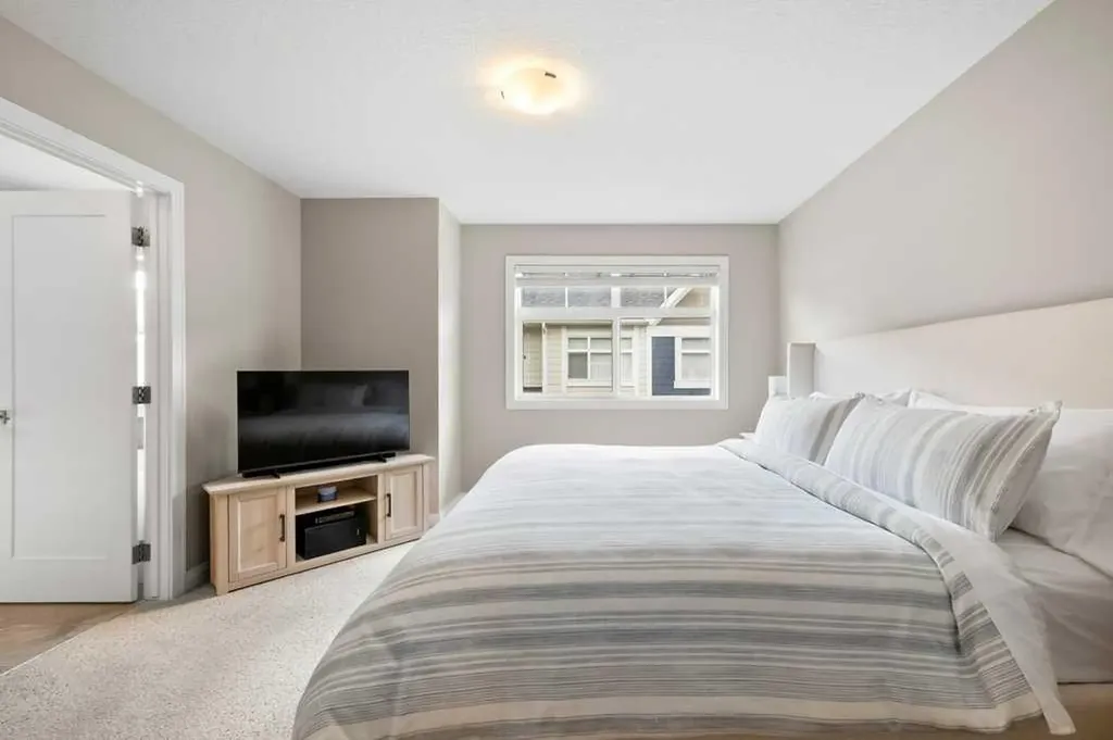 205 Wentworth Row SW Calgary AB T3H 1Y1
