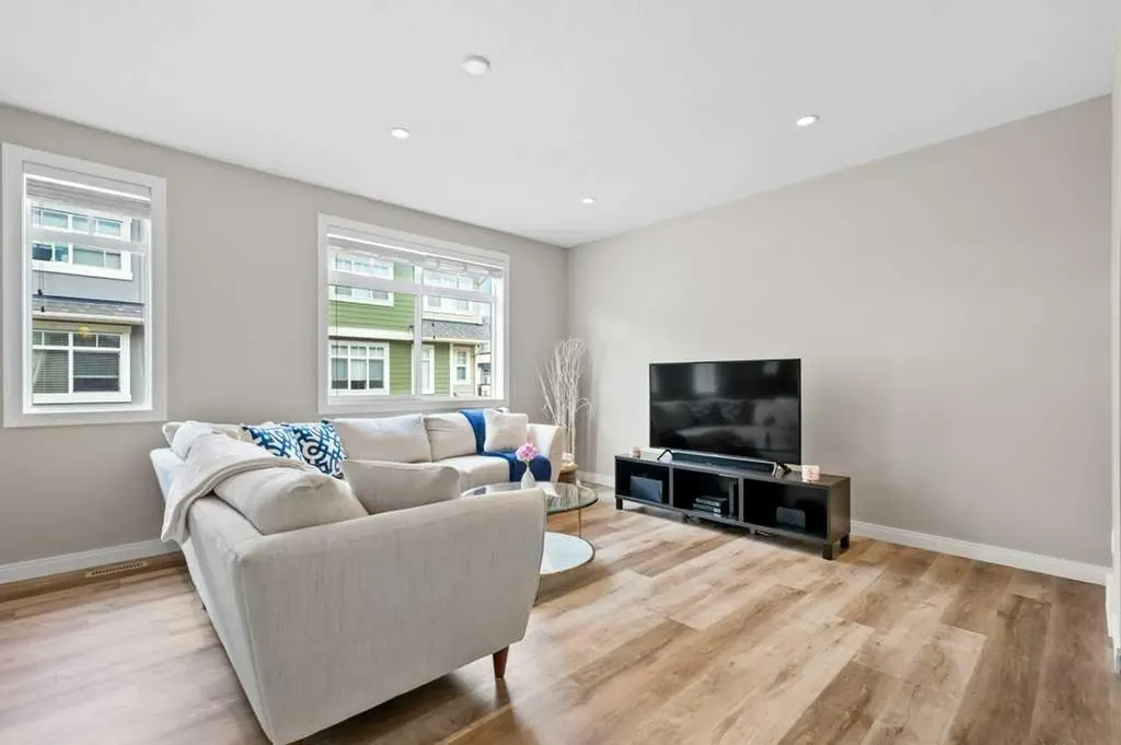 205 Wentworth Row SW Calgary AB T3H 1Y1