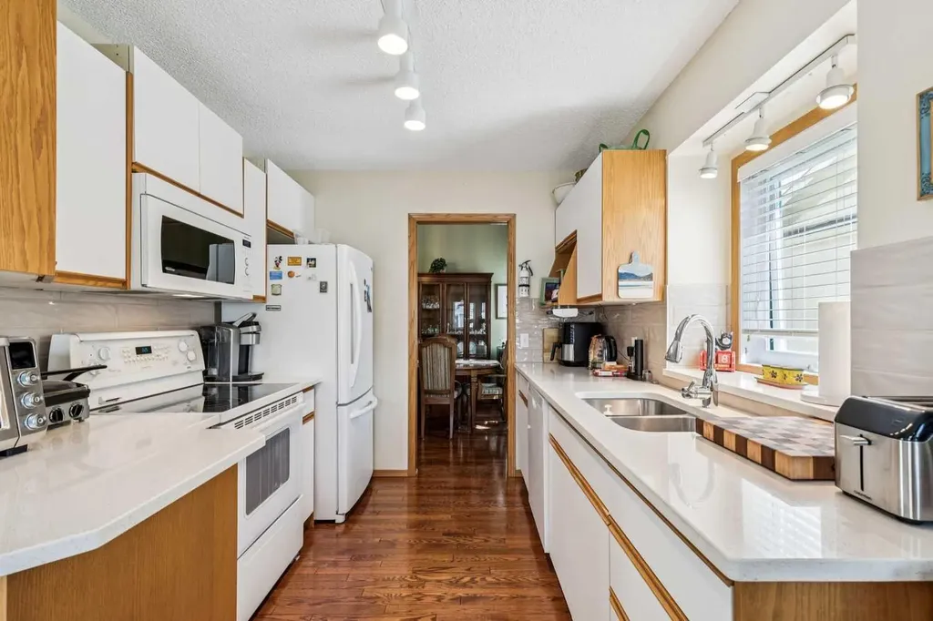 47 Sunlake Close SE Calgary AB T2X3H2