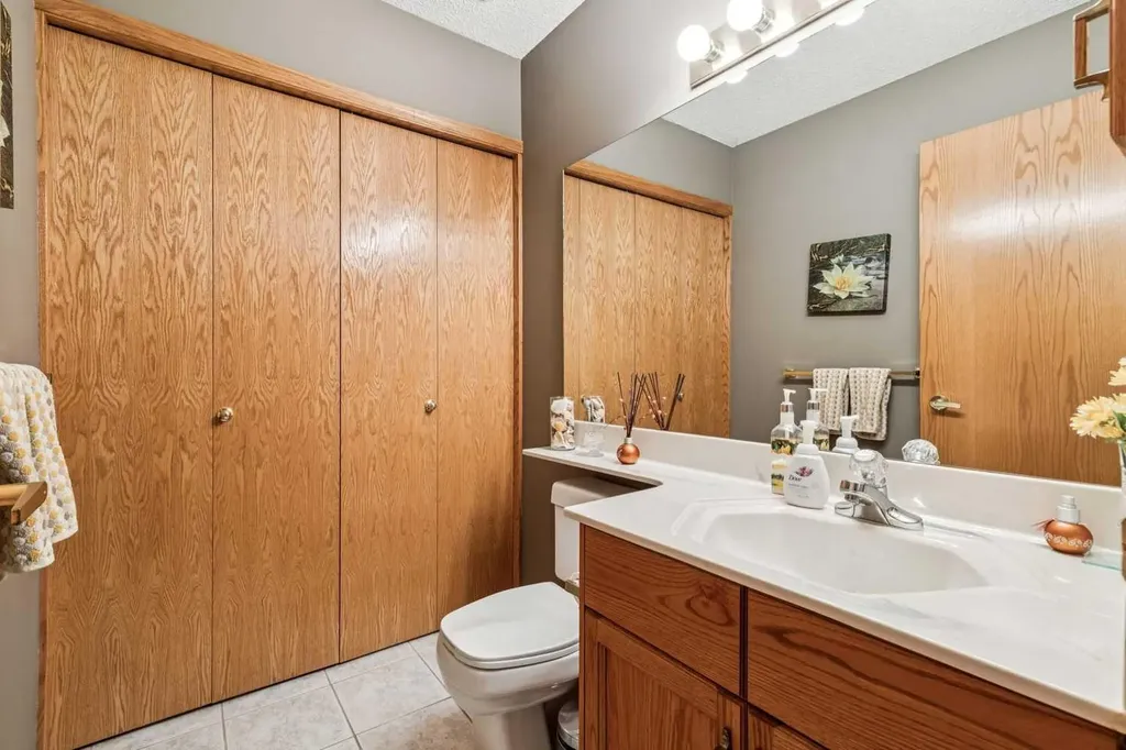 47 Sunlake Close SE Calgary AB T2X3H2