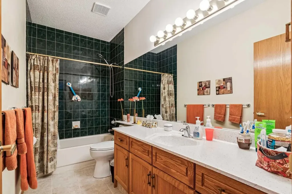 47 Sunlake Close SE Calgary AB T2X3H2