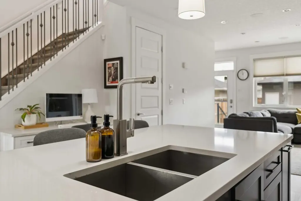 3818 2 Street NW Calgary AB T2K 0Y4