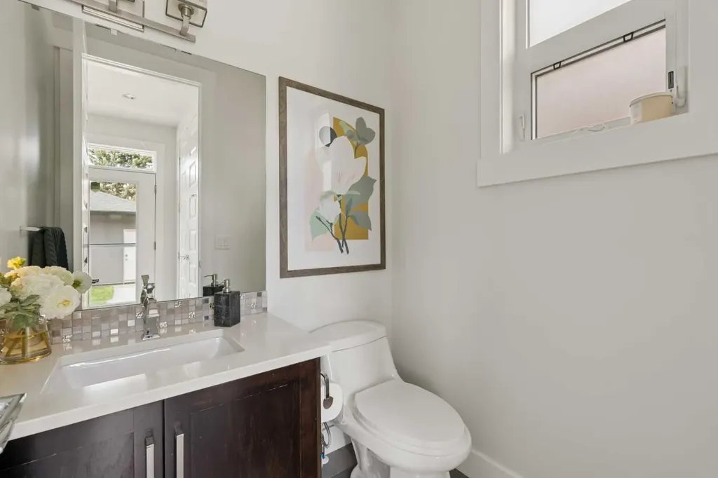 3818 2 Street NW Calgary AB T2K 0Y4