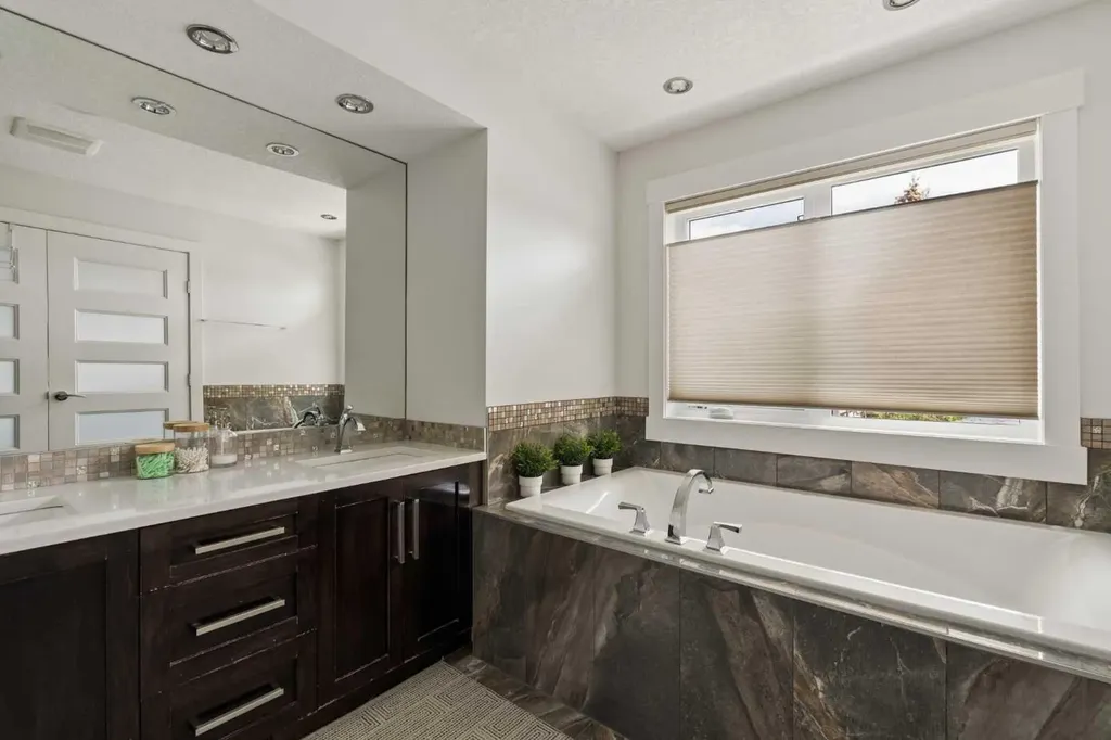 3818 2 Street NW Calgary AB T2K 0Y4