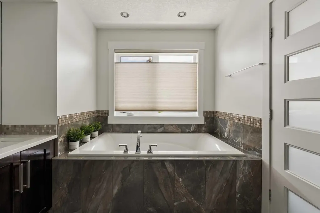 3818 2 Street NW Calgary AB T2K 0Y4