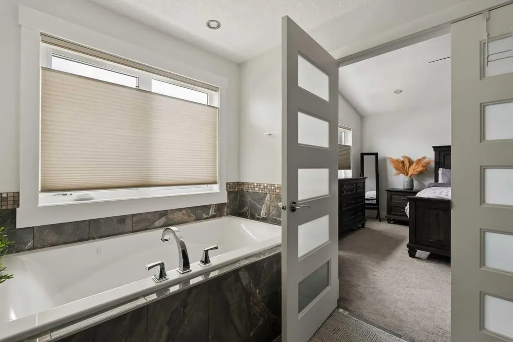 3818 2 Street NW Calgary AB T2K 0Y4