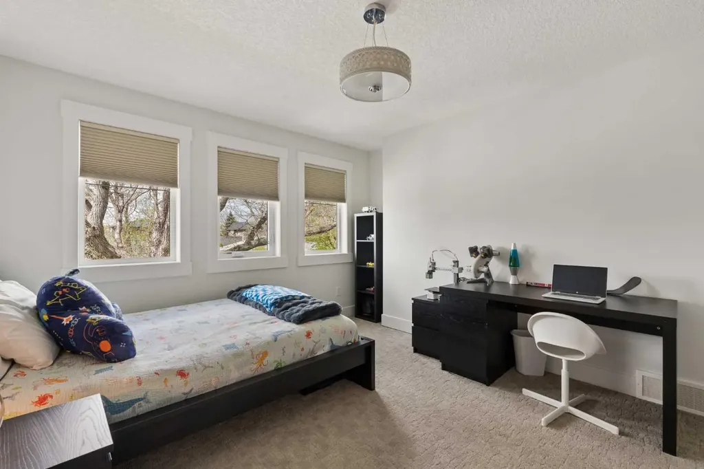 3818 2 Street NW Calgary AB T2K 0Y4