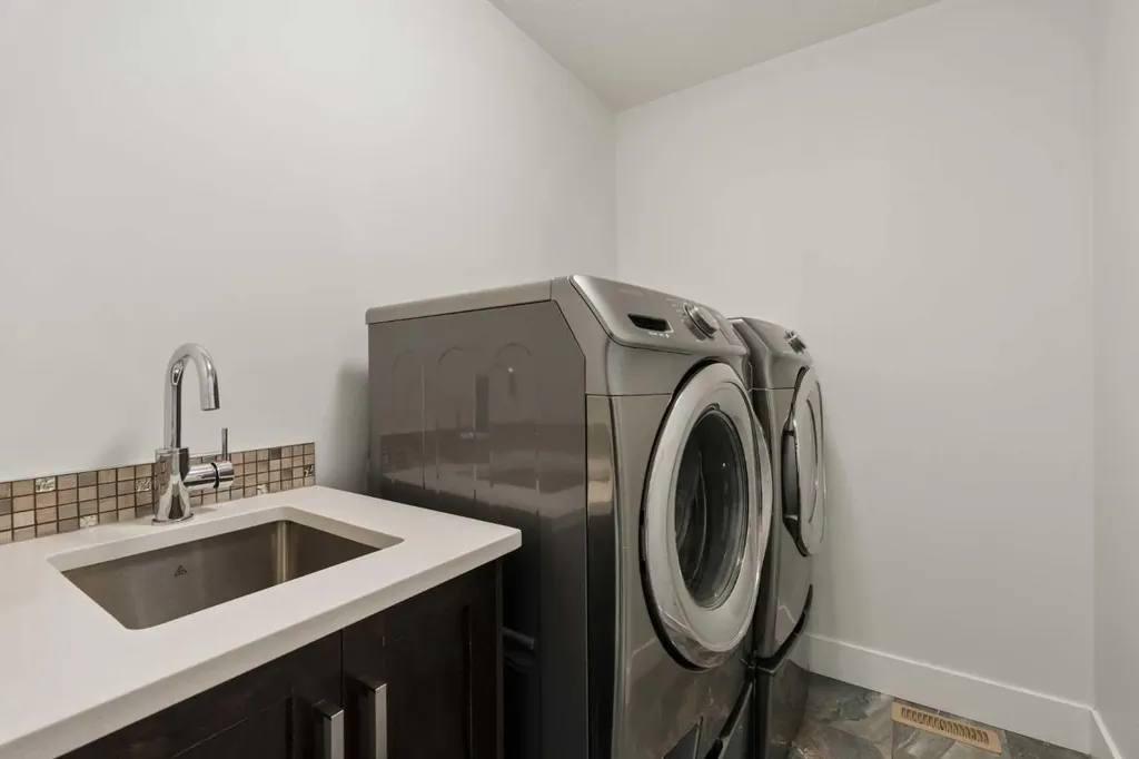3818 2 Street NW Calgary AB T2K 0Y4