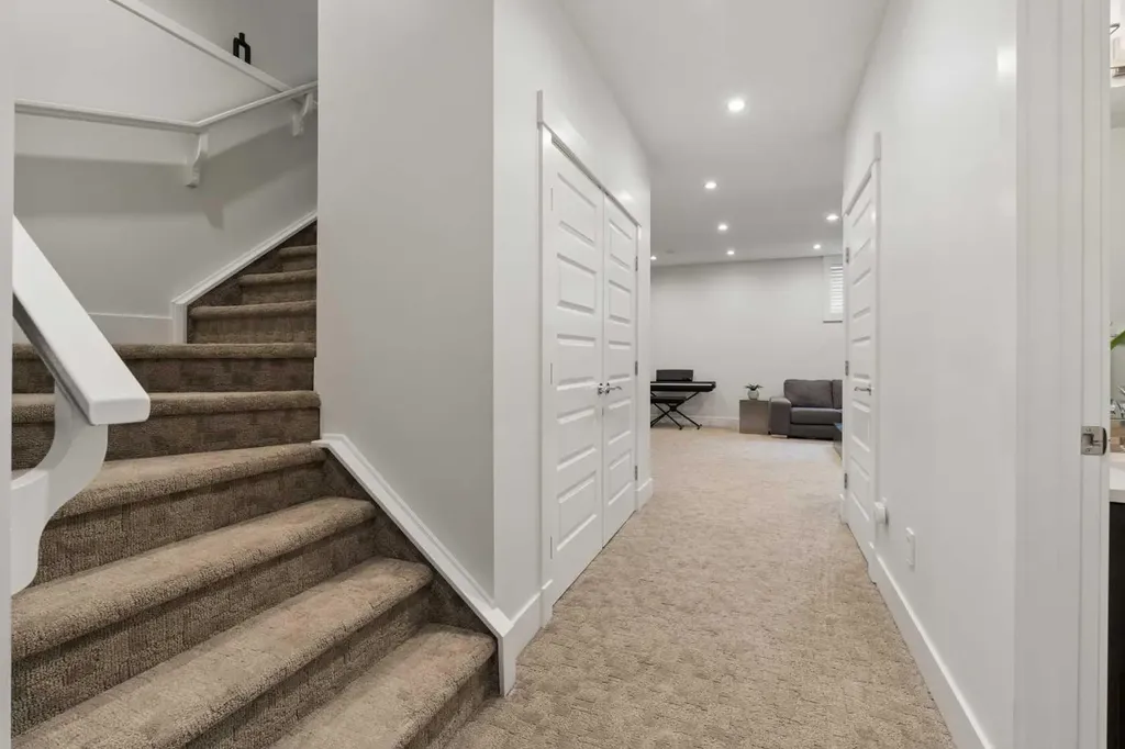 3818 2 Street NW Calgary AB T2K 0Y4