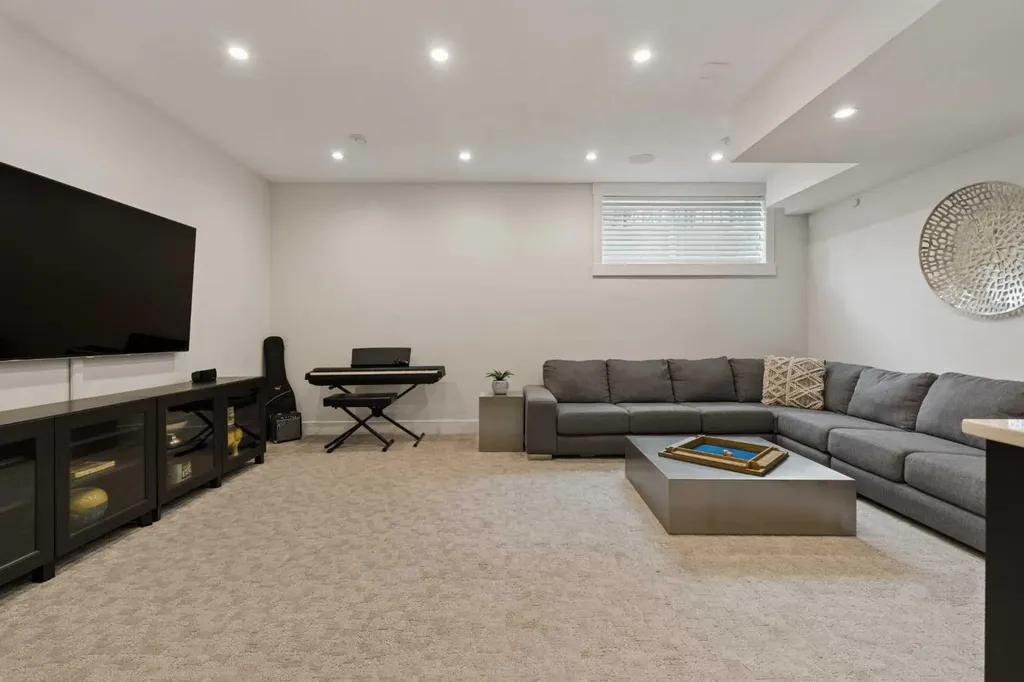 3818 2 Street NW Calgary AB T2K 0Y4