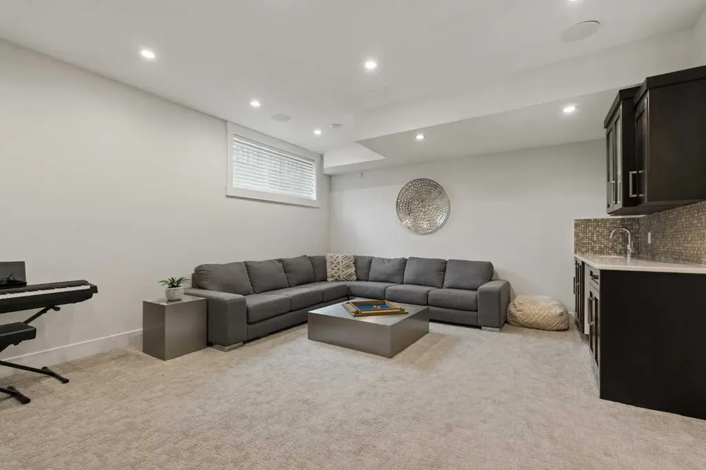 3818 2 Street NW Calgary AB T2K 0Y4