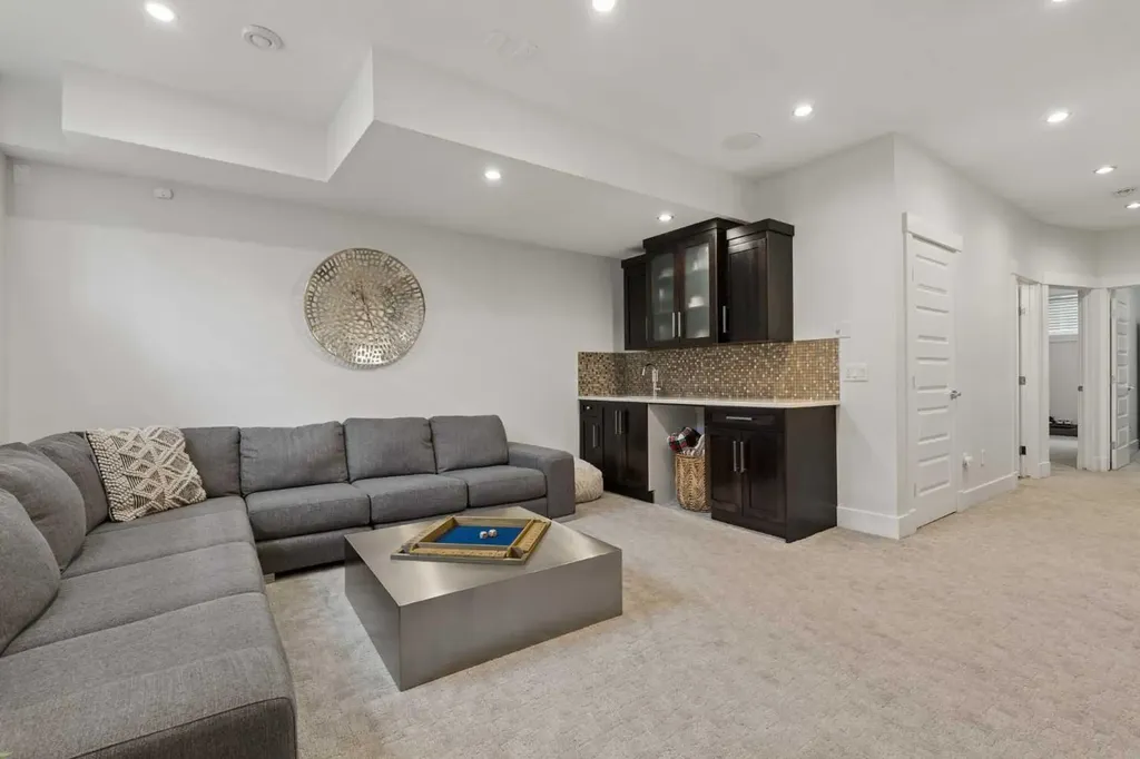 3818 2 Street NW Calgary AB T2K 0Y4