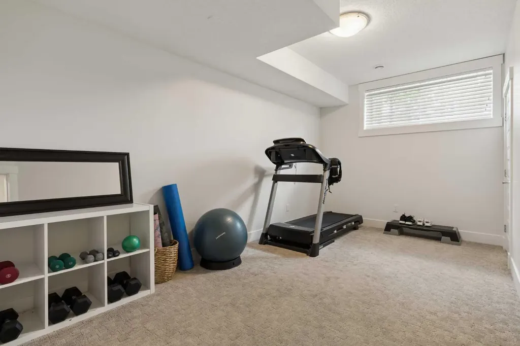 3818 2 Street NW Calgary AB T2K 0Y4
