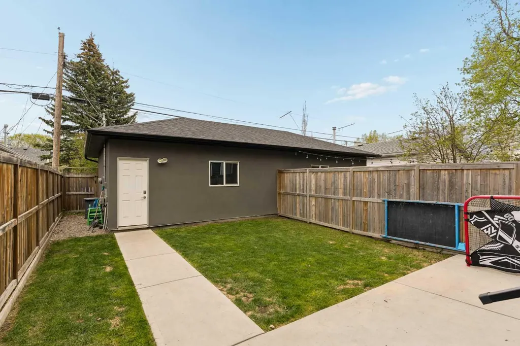 3818 2 Street NW Calgary AB T2K 0Y4